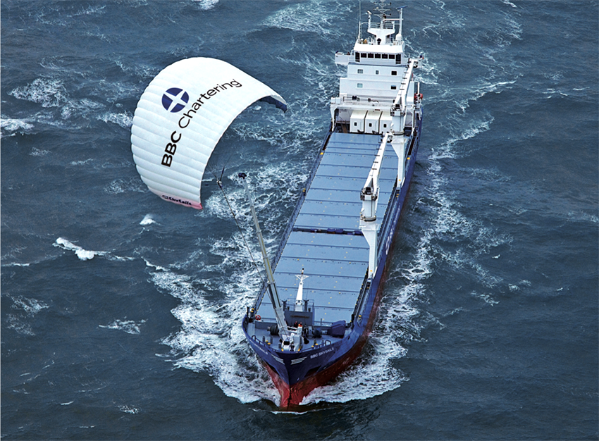 une rencontre entre un voilier et un super tanker